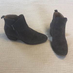 Gray Lucky boots, zipper opening on both sides